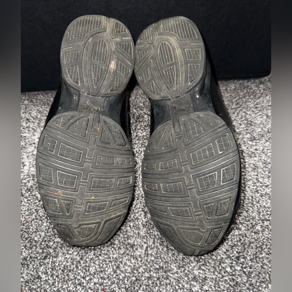 Like New Puma Black and White Logo Sneakers - Picture 3 of 5